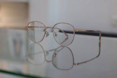 Optik mağazadaki masanın üzerindeki bardakların yakınlaştırılması 