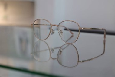 Optik mağazadaki masanın üzerindeki bardakların yakınlaştırılması 