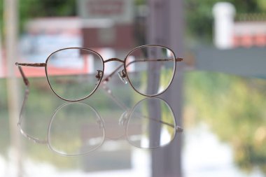 Optik mağazadaki masanın üzerindeki bardakların yakınlaştırılması 
