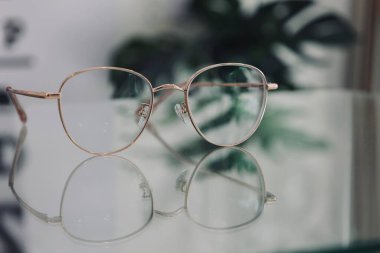 Optik mağazadaki masanın üzerindeki bardakların yakınlaştırılması 