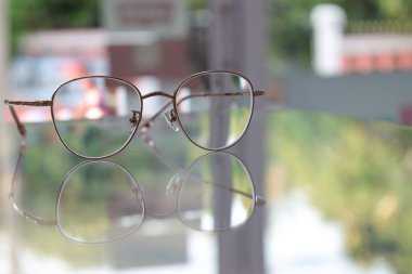 Optik mağazadaki masanın üzerindeki bardakların yakınlaştırılması 