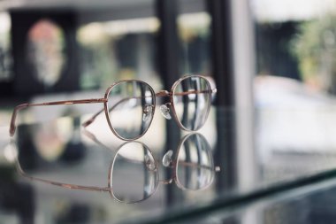 Optik mağazadaki masanın üzerindeki bardakların yakınlaştırılması 