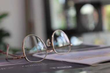 Optik mağazadaki masanın üzerindeki bardakların yakınlaştırılması 
