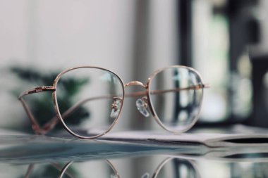 Optik mağazadaki masanın üzerindeki bardakların yakınlaştırılması 