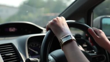 Araba kullan, araba sür. 