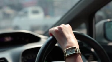 Araba kullan, araba sür. 