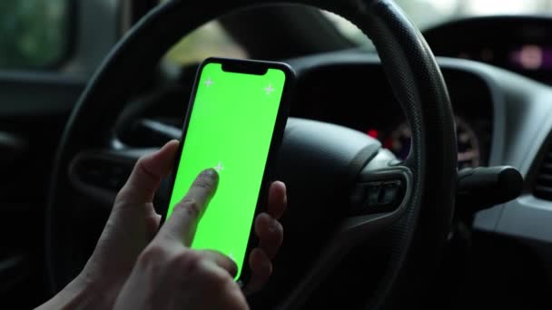 Человек Зеленым Экраном Смартфона Машине — стоковое видео