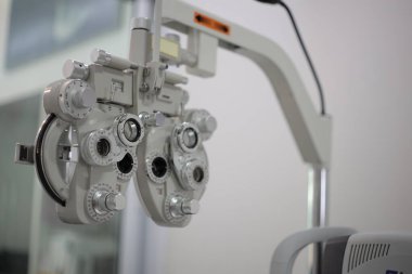 Phoropter göz testi, hastanelerdeki hastalar için göz ölçüm ekipmanı, göz muayenesi Phoropter kırıcı. 