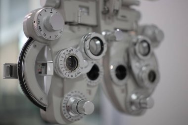 Phoropter göz testi, hastanelerdeki hastalar için göz ölçüm ekipmanı, göz muayenesi Phoropter kırıcı. 