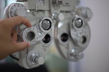 Phoropter göz testi, hastanelerdeki hastalar için göz ölçüm ekipmanı, göz muayenesi Phoropter kırıcı. 