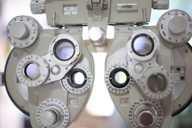 Phoropter göz testi, hastanelerdeki hastalar için göz ölçüm ekipmanı, göz muayenesi Phoropter kırıcı. 