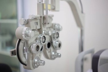 Phoropter göz testi, hastanelerdeki hastalar için göz ölçüm ekipmanı, göz muayenesi Phoropter kırıcı. 
