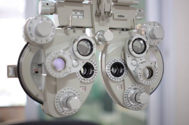 Phoropter göz testi, hastanelerdeki hastalar için göz ölçüm ekipmanı, göz muayenesi Phoropter kırıcı. 