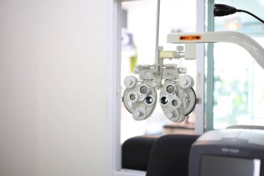 Phoropter göz testi, hastanelerdeki hastalar için göz ölçüm ekipmanı, göz muayenesi Phoropter kırıcı. 