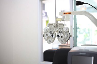 Phoropter göz testi, hastanelerdeki hastalar için göz ölçüm ekipmanı, göz muayenesi Phoropter kırıcı. 