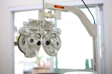 Phoropter göz testi, hastanelerdeki hastalar için göz ölçüm ekipmanı, göz muayenesi Phoropter kırıcı. 