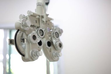 Phoropter göz testi, hastanelerdeki hastalar için göz ölçüm ekipmanı, göz muayenesi Phoropter kırıcı. 