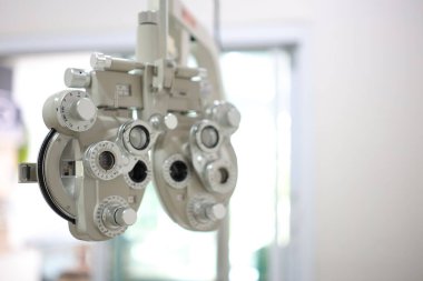 Phoropter göz testi, hastanelerdeki hastalar için göz ölçüm ekipmanı, göz muayenesi Phoropter kırıcı. 