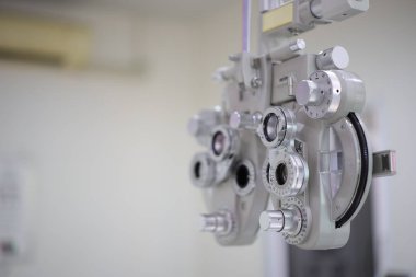 Phoropter göz testi, hastanelerdeki hastalar için göz ölçüm ekipmanı, göz muayenesi Phoropter kırıcı. 