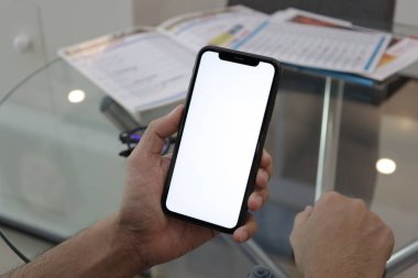 Evde akıllı telefon kullanmak, el ele tutuşmak, evde cep telefonu kullanmak. 