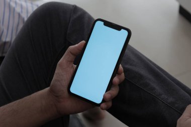 Evde akıllı telefon kullanmak, el ele tutuşmak, evde cep telefonu kullanmak. 