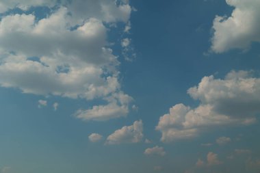 mavi gökyüzü beyaz bulutlar arkaplan 