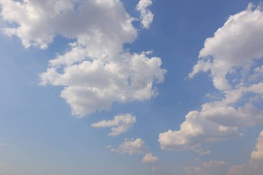 mavi gökyüzü beyaz bulutlar arkaplan 