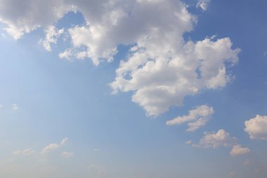 mavi gökyüzü beyaz bulutlar arkaplan 