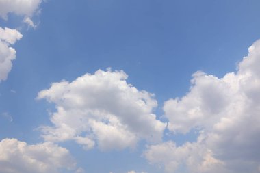 mavi gökyüzü beyaz bulutlar arkaplan 