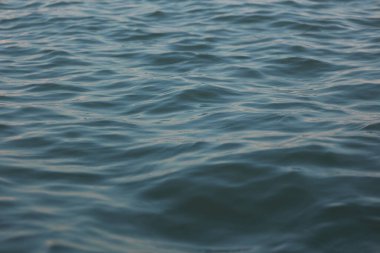 Mavi su dalgası arka plan, okyanus dalgaları arka plan, yazları mavi deniz. 