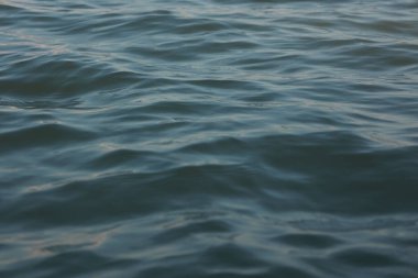 Mavi su dalgası arka plan, okyanus dalgaları arka plan, yazları mavi deniz. 