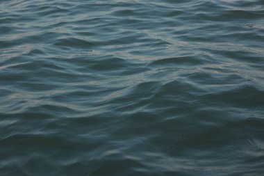 Mavi su dalgası arka plan, okyanus dalgaları arka plan, yazları mavi deniz. 