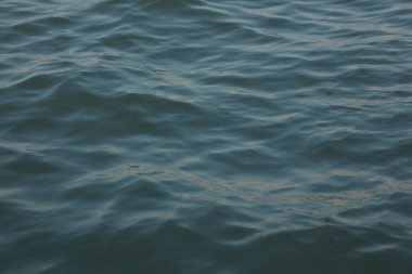 Mavi su dalgası arka plan, okyanus dalgaları arka plan, yazları mavi deniz. 