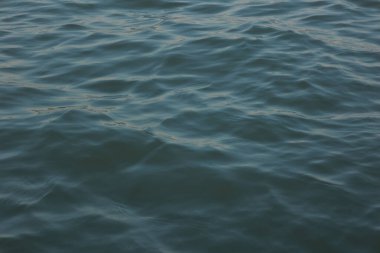 Mavi su dalgası arka plan, okyanus dalgaları arka plan, yazları mavi deniz. 