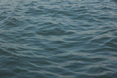 Mavi su dalgası arka plan, okyanus dalgaları arka plan, yazları mavi deniz. 