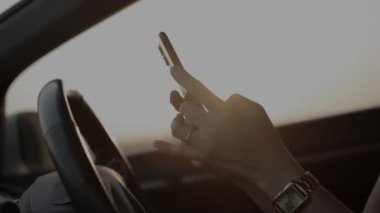 El telefonu kullanmak, el ele tutuşmak, akıllı telefon kullanmak. 