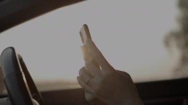 El telefonu kullanmak, el ele tutuşmak, akıllı telefon kullanmak. 