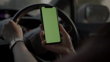 El telefonu kullanmak, el ele tutuşmak, akıllı telefon kullanmak. 