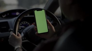 El telefonu kullanmak, el ele tutuşmak, akıllı telefon kullanmak. 