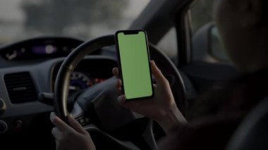 El telefonu kullanmak, el ele tutuşmak, akıllı telefon kullanmak. 