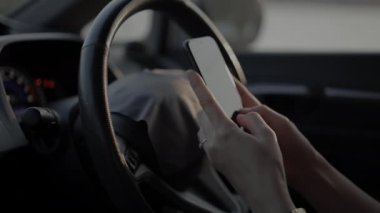 El telefonu kullanmak, el ele tutuşmak, akıllı telefon kullanmak. 