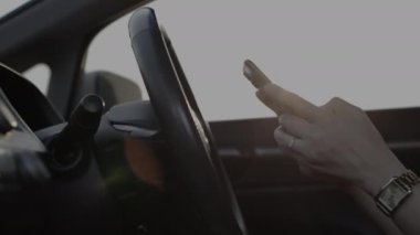 El telefonu kullanmak, el ele tutuşmak, akıllı telefon kullanmak. 