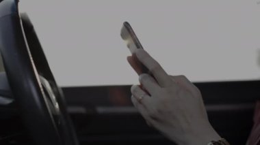 El telefonu kullanmak, el ele tutuşmak, akıllı telefon kullanmak. 