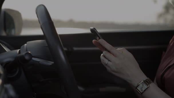 Ruka Pomocí Telefonu Detailní Záběr Ruce Držící Smartphone — Stock video