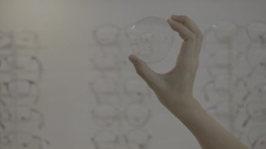 Optik mağazada el gözlüğü lensleri, gözlük camları. 