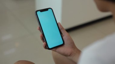 El telefonu kullanmak, el ele tutuşmak, akıllı telefon kullanmak. 