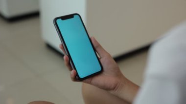 El telefonu kullanmak, el ele tutuşmak, akıllı telefon kullanmak. 