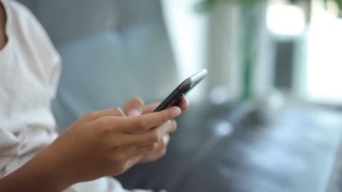 El telefonu kullanmak, el ele tutuşmak, akıllı telefon kullanmak. 