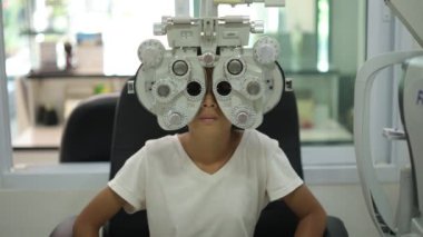 Optik mağazada çocuk göz testi, çocuk göz muayenesi 