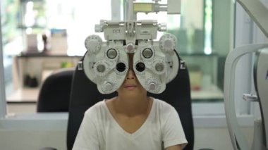 Optik mağazada çocuk göz testi, çocuk göz muayenesi 